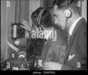 Zwei Männer, die Kopfhörer tragen und drahtlose Geräte kalibrieren, 1922. Aus "Time to Remember - Sitting still and going Slow", 1922 (Reel 4); ein Überblick über die Ereignisse im Jahr 1922 einschließlich irischer Probleme, Krieg zwischen Griechenland und der Türkei und Entwicklungen in der Luftfahrt und im Radio. Stockfoto