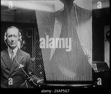 Eine Funkantenne dreht sich, als Guglielmo Marconi versucht, ein Signal zu empfangen, 1922. Aus "Time to Remember - Sitting still and going Slow", 1922 (Reel 4); ein Überblick über die Ereignisse im Jahr 1922 einschließlich irischer Probleme, Krieg zwischen Griechenland und der Türkei und Entwicklungen in der Luftfahrt und im Radio. Stockfoto