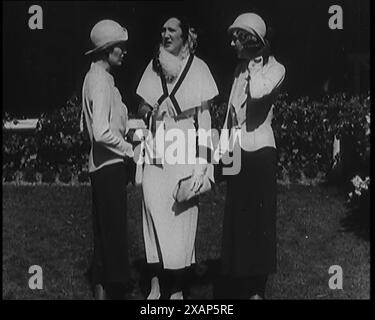 Eine Gruppe von drei weiblichen Zivilisten in modischer Kleidung, stehend in einem Garten, 1929. „Sie sagen mir, dass viele der Mode dieser Zeit wieder da sind“. Aus „Time to Remember – 1929 The Time of the House at Bognor“ – Reel 1; ein Dokumentarfilm über die Welt im Jahr 1929. Krankheit von König Georg V. &amp; wirtschaftliche Depression. Stockfoto