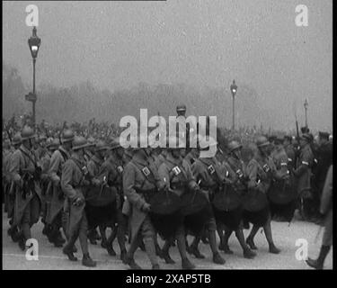 Militärangehörige paradieren bei der Beerdigung von Marshall Foch, Paris, 1929. "Ex-Oberbefehlshaber aller alliierten Armeen im Ersten Weltkrieg". Aus „Time to Remember – 1929 The Time of the House at Bognor“ – Reel 1; ein Dokumentarfilm über die Welt im Jahr 1929. Krankheit von König Georg V. &amp; wirtschaftliche Depression. Stockfoto