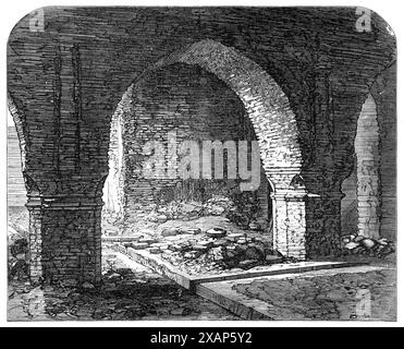 Arch im Old Fort, Kalkutta, 1869. Gravur von einem Foto von Mr. Baker. "Das Old Fort, an dem Ort, an dem heute das Zollhaus zum Teil besetzt ist, wurde 1757 von Lord Clive nach der Schlacht von Plassy gegründet und nach Wilhelm III. Benannt. Es grenzte an das berüchtigte Black Hole oder Kerkon an, wo 146 Engländer viele Stunden eingesperrt waren. und 123 von ihnen erstickten im Juni 1756 auf Befehl des Nabob, Surajah Dowlah. Das Schwarze Loch selbst verschwand vor etwa 50 Jahren... Antiquitäten haben jedoch immer noch die Möglichkeit, einen Teil des Alten Forts zu untersuchen, der architektonisch korreliert Stockfoto