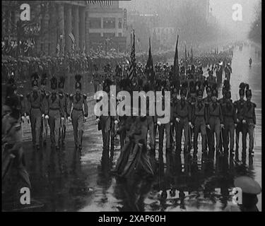 Soldaten in Uniform ziehen in Washington DC zur Amtseinführung von Präsident Herbert C Hoover, 1929. Soldiers in Uniform Dress parade in Washington DC zur Amtseinführung von Präsident Herbert C Hoover, 1929. "Sie kennen die Staaten - größer, besser und lauter, aber immer mit einer Kraft und Originalität voranschreiten, die die Welt nie überraschen wird." Aus „Time to Remember – 1929 The Time of the House at Bognor“ – Reel 3; ein Dokumentarfilm über die Welt im Jahr 1929. Krankheit von König Georg V. &amp; wirtschaftliche Depression. Stockfoto