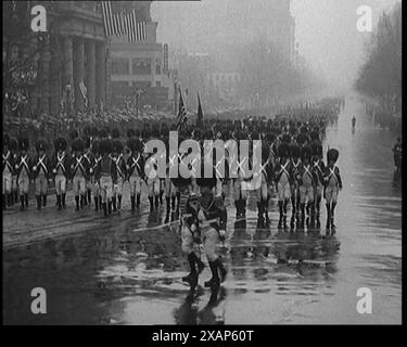 Soldaten in Uniform ziehen in Washington DC zur Amtseinführung von Präsident Herbert C Hoover, 1929. "Sie kennen die Staaten - größer, besser und lauter, aber immer mit einer Kraft und Originalität voranschreiten, die die Welt nie überraschen wird." Aus „Time to Remember – 1929 The Time of the House at Bognor“ – Reel 3; ein Dokumentarfilm über die Welt im Jahr 1929. Krankheit von König Georg V. &amp; wirtschaftliche Depression. Stockfoto