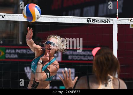 Ostrava, Tschechische Republik. Juni 2024. Von links Marie-Sara Stochlova (CZE), Ana Patricia Silva Ramos (BRA) in Aktion während des Pro Tour Ostrava Matches Barbora Hermannova, Marie-Sara Stochlova aus Tschechien gegen Ana Patricia Silva Ramos, Eduarda Santos Lisboa (Duda Lisboa) aus Brasilien in Ostrava, Tschechische Republik, 8. Juni 2024. Quelle: Jaroslav Ozana/CTK Photo/Alamy Live News Stockfoto