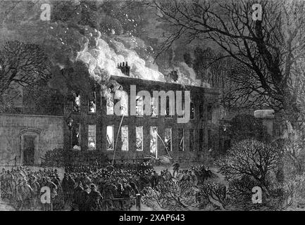 Feuer im Royal Military College, Sandhurst, [Berkshire], 1868. fire...caused die ganze Zerstörung eines Flügels des Gebäudes. Es wurde zuerst entdeckt... im linken Flügel des Offiziersquartiers. Die Alarmglocke ertönte sofort... und man bemühte sich, die Flammen zu löschen. Die beiden Lokomotiven, die zum College gehörten, waren sehr wenig nützlich, und ein Bote wurde zum Aldershott Camp geschickt, um Hilfe zu erhalten. Zwei Feuerwehrfahrzeuge... kamen innerhalb einer Stunde nach dem Alarm an... dann stellte man fest, dass nur genügend Wasser vorhanden war, um einen Motor am Laufen zu halten, aber Stockfoto