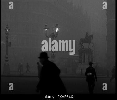 Männliche Zivilisten, die durch die Foggy Streets von London laufen, 1929. Reiterstatue von König Karl I., sichtbar in einem Erbsensuper. Aus „Time to Remember – 1929 The Time of the House at Bognor“ – Reel 4; ein Dokumentarfilm über die Welt im Jahr 1929. Krankheit von König Georg V. &amp; wirtschaftliche Depression. Stockfoto