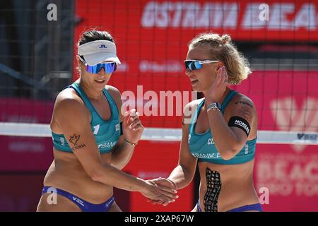Ostrava, Tschechische Republik. Juni 2024. Von links Barbora Hermannova, Marie-Sara Stochlova in Aktion während des Pro Tour Ostrava Matches Barbora Hermannova, Marie-Sara Stochlova aus Tschechien gegen Ana Patricia Silva Ramos, Eduarda Santos Lisboa (Duda Lisboa) aus Brasilien in Ostrava, Tschechische Republik, 8. Juni 2024. Quelle: Jaroslav Ozana/CTK Photo/Alamy Live News Stockfoto