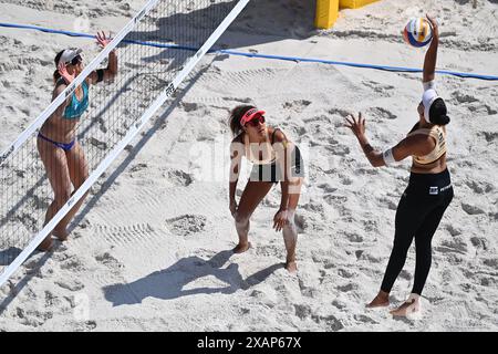 Ostrava, Tschechische Republik. Juni 2024. Von links Barbora Hermannova, Ana Patricia Silva Ramos, Eduarda Santos Lisboa, beide aus Brasilien im Einsatz während des Pro Tour Ostrava Matches Barbora Hermannova, Marie-Sara Stochlova aus Tschechien gegen Ana Patricia Silva Ramos, Eduarda Santos Lisboa (Duda Lisboa) aus Brasilien in Ostrava, Tschechische Republik, 8. Juni 2024. Quelle: Jaroslav Ozana/CTK Photo/Alamy Live News Stockfoto