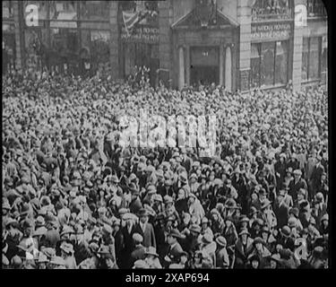 Große Menschenmenge auf den Straßen Londons, die die königliche Hochzeit des Duke of York und Lady Elizabeth Bowes-Lyon, 1920er Jahre, feiert Aus „Time to Remember – Teenage Flapper“, 1920er Jahre (Rolle 1); ein Dkumentary über das Leben von Frauen in den 1920er Jahren – großartiger Kommentar von Joyce Grenfell. Stockfoto