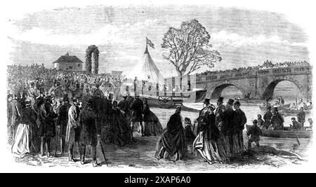 Lady Houghton benannte das Pontefract and Goole Life-Boat, Ferrybridge, Knottingley, Yorkshire, 1865. Das neue Rettungsboot wurde von Lady Houghton benannt und in den Gewässern der Aire and Calder Navigation gestartet. Der Bürgermeister und die Gesellschaft bildeten zusammen mit einigen der Hauptbewohner der Stadt eine Prozession. Es folgten die vereinigten Bands der West Yorker Rifle Militia und des Pontefract Volunteer Corps; die Besatzung, die das Boot aus einem Dutzend kluger Kerle aus Knottingley in Korkjacken und malerisch mit Bändern geschmückt bemannen sollte; das Gewehrkorps, die Stadtpolizei Stockfoto