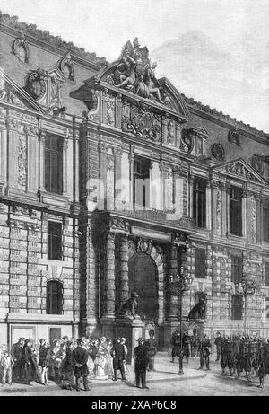 Neue Gebäude der Tuilerien [Palast in Paris]: Das Tor des Kaisers, 1869. "Der Eingang zum Innenhof der Tuilerien war früher fast am Fuße des Pavillons de Flore gelegen: Er befindet sich gegenwärtig zwischen der sechsten und siebten Bucht im vorderen Teil des Gebäudes. Er wird von einem gebrochenen, gekrümmten fronton übersät und ist mit Säulen mit Armreifen verziert, die im gleichen Stil ausgeführt wurden wie die des Eingangs des Kaiserlichen Stalls auf der Kaiseite. Die fronton wird von einem Schiffsbug, einer Trophäe von Wappen und einigen Statuen von M. Gruy&#xe8;Re' überragt. Der Tuilerien-Palast, Dati Stockfoto