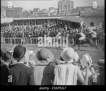 Eine große Menschenmenge von Zivilisten in Smart Outfits und Hüten, die ein Pferderennen in den 1920ern anschauen Aus „Time to Remember – Teenage Flapper“, 1920er Jahre (Reel 2); ein Dkumentary über das Leben von Frauen in den 1920er Jahren – großartiger Kommentar von Joyce Grenfell. Stockfoto