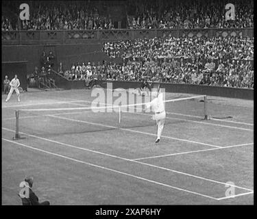 Zwei männliche Zivilisten, die ein Tennisspiel im Centre Court im All England Lawn Tennis and Croquet Club in Wimbledon spielen, vor einem großen Publikum, 1920er Jahre Aus „Time to Remember – Teenage Flapper“, 1920er Jahre (Walze 3); ein Dkumentary über das Leben von Frauen in den 1920er Jahren – großartiger Kommentar von Joyce Grenfell. Stockfoto