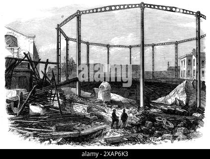 Ruinen des Gaswerks in Nine-Elms nach der Explosion, 1865. Blick auf '...den Rahmen des Gasometers stehend, sein Dach fiel auf den Boden des Tanks, und seine Seiten zu Bruchstücken verweht; viele große Stücke von Eisenblech, abgerissen und in verschiedene seltsame Formen gebogen, über den Boden verstreut. Dieser Gasometer... war einer der größten in London, seine Kapazität betrug 1.039.000 Kubikfuß...[die Explosion tötete] zehn oder elf Arbeiter und fügte vielen anderen schreckliche Verletzungen zu... im Moment der Explosion war [der Gasometer] fast voll... es wird angenommen... dass das Feuer entstand W Stockfoto