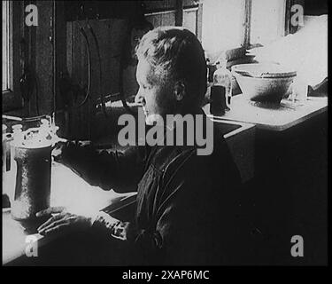 Marie Sklodowska Curie, die berühmte Physikerin und Chemikerin, in ihrem Labor, 1920er Jahre Aus „Time to Remember – Teenage Flapper“, 1920er Jahre (Reel 4); ein Dkumentary über das Leben von Frauen in den 1920er Jahren – großartiger Kommentar von Joyce Grenfell. Stockfoto