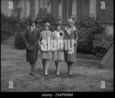 Weibliche Zivilisten in glamourösen Outfits und Wollstrümpfen, die eine Straße entlang laufen, 1920er Jahre Aus „Time to Remember – Teenage Flapper“, 1920er Jahre (Walze 3); ein Dkumentary über das Leben von Frauen in den 1920er Jahren – großartiger Kommentar von Joyce Grenfell. Stockfoto