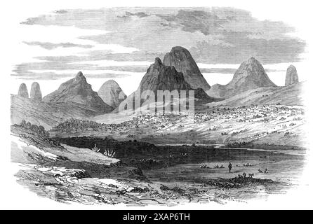 Die Abessinier-Expedition: Adowa, from the Road to Axum, 1868. Adowa oder Adwa, die Hauptstadt von Tigre [Tigray, Äthiopien], hat fast 10.000 Einwohner und liegt hübsch auf einem Hügel. Es gibt einige Bäume um den Ort, und ein klarer Bach fließt durch das Tal und bietet reichlich Wasser und schöne Weiden. Die Häuser sind im Wesentlichen aus Stein und Schlamm gebaut, und eine hohe Mauer umgibt jede Wohnung... es gibt keine Straßen, wie wir den Begriff verwenden, nur Gassen, eng und gewölbt, und nicht bemerkenswert für Sauberkeit. Es gibt kein Fort, keinen Palast und kein P Stockfoto