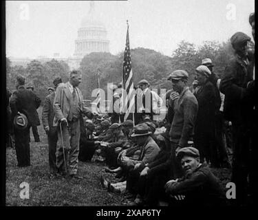 Amerikanische Zivilisten versammelten sich vor dem Weißen Haus in Washington DC in einer Demonstration, 1930er „Schlechte Tage. Days of the Bonus Army (US-Veteranen, die während der Depression um Unterstützung durch die Regierung bitten) campen vor Washingtons Haustür und fordern eine menschenwürdige Behandlung... einen Lebenslohn statt einer Existenz. Aus Time to Remember - The Tough Guys, 1930er Jahre (Reel 1); ein Dokumentarfilm über das Leben in Amerika, das von Depressionen und Gangstern heimgesucht wurde. Stockfoto