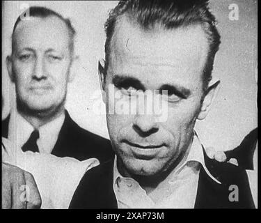 Amerikanischer Gangster John Herbert Dillinger hinter Gittern, 1930er Jahre Dillinger (1903–1934) kommandierte die Dillinger Gang, der vorgeworfen wurde, 24 Banken und vier Polizeistationen ausgeraubt zu haben. Er wurde mehrmals inhaftiert und entkam zweimal. Aus „Time to Remember – The Tough Guys“, 1930er Jahre (Reel 2); Dokumentarfilm, hauptsächlich über das Leben in Amerika mit Depressionen und Gangstern. Stockfoto