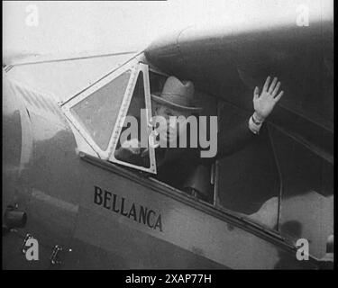 Marquis de Pinedo sitzt in seinem Flugzeug "Bellanca", 1933. "Für den Marquis de Pinedo, den führenden Flieger, einen Abflug mit Tod am Ende der Start- und Landebahn. Der Fortschritt erfordert seine Opfer." Als Pinedo am 2. September 1933 von Floyd Bennett Field in Brooklyn, New York, für seinen Flug nach Bagdad mit seiner Bellanca, die mit Treibstoff überladen war, abheben wollte, verlor er die Kontrolle über das Flugzeug. Das Flugzeug konnte sich nicht von der Landebahn trennen, flog von der Landebahn ab, kippte auf die rechte Seite und stürzte ab. Von seinem Sitz geworfen, versuchte Pinedo schnell, zurück zu den Bedienelementen zu greifen, um das auszuschalten Stockfoto