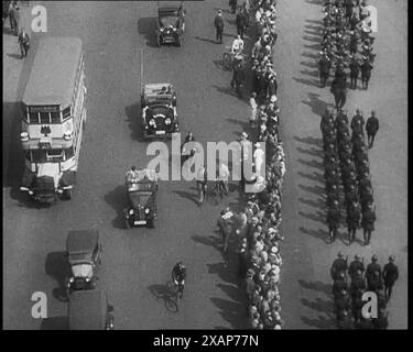 Luftaufnahme von Soldaten, die vor einer Menschenmenge die Straße entlang marschieren, 1933. Aus „Time to Remember – The Time of the Monster“, 1933 (Reel 1); Dokumentarfilm über die Ereignisse von 1933, Rise of Roosevelt and Hitler. Stockfoto