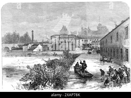 Die Überschwemmungen in Windsor, [Berkshire], 1869. "Die außergewöhnliche Regenmenge, die in den letzten drei Wochen in den meisten Teilen Englands gefallen ist, hat das Überlaufen vieler Flüsse und die Überschwemmung ausgedehnter Landstriche verursacht... die Gewässer... stiegen beträchtlich an bei Windsor und Eton, wo die Szene wirklich bemerkenswert war. von der Nord- und Ostterrasse von Windsor Castle aus gesehen. Mehrere Kilometer lang gingen der natürliche Verlauf des Flusses und seine Windungen in einer Reihe von Binnenseen verloren... Tausende von Hektar Weiden und Weideland wurden überschwemmt, die Gräben, Wasserläufe und Rinnen b Stockfoto