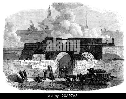 Der letzte des alten Fleet-Gefängnisses, [London], 1868. "Der letzte Überrest... ist jetzt verschwunden, nachdem es fast acht Jahrhunderte existierte, darunter zwei Jahrhunderte als Gefängnis für Schuldner, in dem es für die englische Zivilisation ziemlich diskreditierbar war. Es war tatsächlich schon im 13. Jahrhundert für die Festnahme von Schuldnern benutzt worden... das Gefängnis wurde im Großen Feuer von 1666 verbrannt, bei den Unruhen von 1780 wurde die Flotte verbrannt, und die Gefangenen wurden von den Randalierern befreit. die die Gefangenen über die Zeit ihres Kommens informiert haben; und wenn sie informiert werden, wäre es unbequem Stockfoto