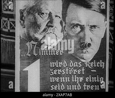 Plakat von Adolf Hitler und dem deutschen Präsidenten Paul von Hindenburg, 1933. „Obwohl er der [nationalsozialistischen] Partei verdächtig war, hat sich der alte Präsident Hindenburg dafür entschieden, sie als das geringste Übel zu unterstützen“. Aus „Time to Remember – The Time of the Monster“, 1933 (Reel 2); Dokumentarfilm über die Ereignisse von 1933, Rise of Roosevelt and Hitler. Stockfoto