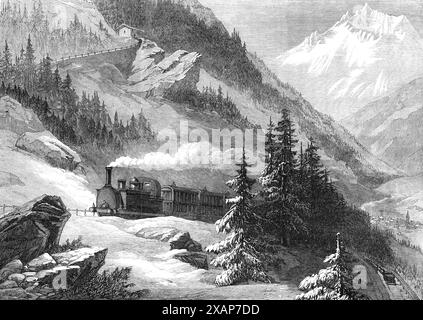 Die neue Überlandroute nach Indien: Mont Cenis Railway – Aufstieg von Lanslebourg, 1869. "Der Aufstieg von Lanslebourg auf die Passhöhe ist ein Zickzack auf der Bergseite und vielleicht eine der besten Beispiele für die Qualifikationen dieses Systems. Die Bahnstrecke befindet sich zum größten Teil an der gewöhnlichen alten Passstraße, an ihrem äußeren Rand. Nur in Kurven der Straße werden einige Meter zusätzlicher Boden befahren, um die Kurve groß genug zu machen. Jeder Zwölftel ist auf diesem Teil der Strecke üblich, und die Mittelbahn ist hier unverzichtbar. Der Turm Stockfoto