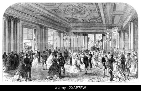 The Queen's Drawingroom: Große Eingangshalle, Buckingham Palace, 1868. Gäste von Queen Victoria. Der allgemeine Kreis wurde von den Erzbischöfen von York und Dublin, dem Herzog von Buckingham und den üblichen Staatsbeamten besucht. Die Darbietungen an die Königin überstiegen 300. Der Drawingroom wurde auch von 650 Damen der Auszeichnung besucht. Aus Illustrated London News, 1868. Stockfoto