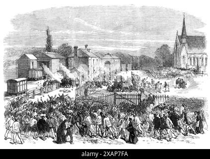 The Riot at Mold, Flintshire: Angriff auf die Soldaten am Bahnhof, 1869. Ein Mob von Randalierern, aufgeregt von der Auseinandersetzung zwischen den Eigentümern der Leeswood Coal Company und den Colliers in ihrer Beschäftigung, befiel das County Hall... die Magistrate hatten militärische Hilfe geschickt... die Polizei brachte ihre beiden Gefangenen aus dem County Hall, aber sie wurden mit Steinen beworfen... Von beiden Seiten wurden Steine vom Mob in Volleys geworfen, der nicht weniger als 2000 Männer, Frauen und Jungen zählte. Die Frauen nahmen große Steine in ihren Schürzen auf... Inspektor Hughes war blutend zu Boden gefallen... Th Stockfoto