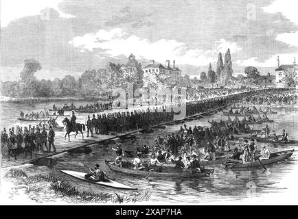 The Volunteer Review at Windsor: Volunteers überqueren die Pontonbrücke über die Themse bei Datchet, 1868. "Das Ziel des Baus der Pontonbrücke durch eine Abteilung königlicher Ingenieure aus Aldershott war es, etwa einem Drittel der Freiwilligen-Regimenter zu ermöglichen, ihren Treffpunkt auf dem kürzesten Weg zu erreichen, und die Verwirrung zu verringern, die mit dem Fortschritt vieler tausend Mann durch Windsor verbunden war. Um elf Uhr erreichte Ihre Majestät mit den Prinzessinnen Louisa und Beatrice Datchet in einem offenen Wagen, und unmittelbar danach begann der Bau der Brücke. Also ra Stockfoto