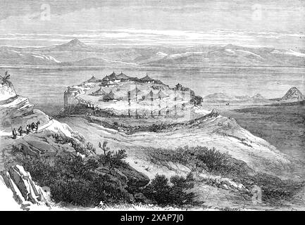 Der Krieg in Abessinien: Dorf am Pass zwischen Ashangi und Lat, 1868. "Dieses Dorf liegt im Pass, der von Offala nach Lat führt, und seine Lage und die Mauern um es herum sind ein Hinweis auf die Gewohnheiten dieser Menschen. Unterhalb des Dorfes befindet sich die Ebene, auf der sich das kleine Lager Offala befindet. Am Rande dieser Ebene gibt es einige Hügel, auf denen man ein weiteres Dorf auf einem konischen Hügel sehen kann, mit seinem Zaun auf der einzig zugänglichen Seite. Hinter all dem liegt das Land der Gallas, eine weite Ebene mit Bäumen in Wäldern und eine weit entfernte Hügellandschaft jenseits aller. Das Dorf Stockfoto