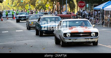 Modesto, CA, USA. Juni 2024. Die amerikanische Graffiti-Parade in Modesto, Kalifornien, säumte am Freitag, 7. Juni 2024 Abend die Straßen der Stadt mit 1000 Oldtimern. Basierend auf dem George-Lucas-Film American Graffiti aus dem Jahr 1973. (Kreditbild: © Marty Bicek/ZUMA Press Wire) NUR REDAKTIONELLE VERWENDUNG! Nicht für kommerzielle ZWECKE! Quelle: ZUMA Press, Inc./Alamy Live News Stockfoto