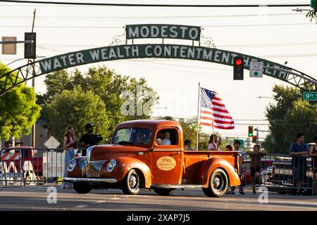 Modesto, CA, USA. Juni 2024. Die amerikanische Graffiti-Parade in Modesto, Kalifornien, säumte am Freitag, 7. Juni 2024 Abend die Straßen der Stadt mit 1000 Oldtimern. Basierend auf dem George-Lucas-Film American Graffiti aus dem Jahr 1973. (Kreditbild: © Marty Bicek/ZUMA Press Wire) NUR REDAKTIONELLE VERWENDUNG! Nicht für kommerzielle ZWECKE! Quelle: ZUMA Press, Inc./Alamy Live News Stockfoto