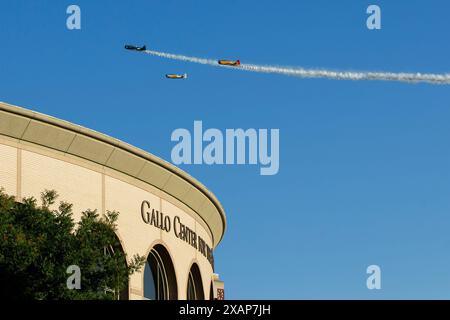 Modesto, CA, USA. Juni 2024. Während der amerikanischen Graffiti-Parade in Modesto, Kalifornien, am Freitag, den 7. Juni 2024, die Straßen der Stadt mit 1000 klassischen Oldtimern gesäumt hat, fliegen Oldtimer über das Gallo Center for the Arts. Basierend auf dem George-Lucas-Film American Graffiti aus dem Jahr 1973. (Kreditbild: © Marty Bicek/ZUMA Press Wire) NUR REDAKTIONELLE VERWENDUNG! Nicht für kommerzielle ZWECKE! Quelle: ZUMA Press, Inc./Alamy Live News Stockfoto