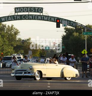 Modesto, CA, USA. Juni 2024. Die amerikanische Graffiti-Parade in Modesto, Kalifornien, säumte am Freitag, 7. Juni 2024 Abend die Straßen der Stadt mit 1000 Oldtimern. Basierend auf dem George-Lucas-Film American Graffiti aus dem Jahr 1973. (Kreditbild: © Marty Bicek/ZUMA Press Wire) NUR REDAKTIONELLE VERWENDUNG! Nicht für kommerzielle ZWECKE! Quelle: ZUMA Press, Inc./Alamy Live News Stockfoto