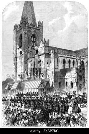 Besuch des Prinzen und der Prinzessin von Wales in Irland: Ankunft des Prinzen und der Prinzessin an der St. Patrick's Cathedral, [Dublin], 1868. Die Zeremonie der Investition und der Installation des Prinzen von Wales als Ritter des irischen Ordens von St. Patrick wurde mit großem Pomp und Pracht durchgeführt. Der Prinz und die Prinzessin, zusammen mit dem Marquis of Abercorn, Lord Leutnant von Irland, gingen in Prozession, ...escorted von einer Abteilung von Lancers und einer Staffel von Carabiniers. Die erste Kutsche wurde von Lord Lieutenant, der Marchioness of Abercorn, Captain Stewart und Sir H. Pelly besetzt. Als Nächstes kam, eskortiert Stockfoto