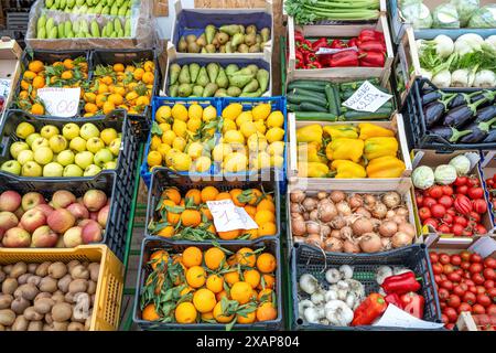 Große Auswahl an Obst und Gemüse zum Verkauf auf einem Markt Stockfoto