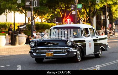Modesto, CA, USA. Juni 2024. Die Polizei von Modesto ließ ihren Oldtimer-Polizeiwagen bei der amerikanischen Graffiti-Parade in Modesto Kalifornien am Freitag, den 7. Juni 2024, in der Nacht von 1000 Oldtimern die Straßen der Stadt säumen. Basierend auf dem George-Lucas-Film American Graffiti aus dem Jahr 1973. (Kreditbild: © Marty Bicek/ZUMA Press Wire) NUR REDAKTIONELLE VERWENDUNG! Nicht für kommerzielle ZWECKE! Quelle: ZUMA Press, Inc./Alamy Live News Stockfoto
