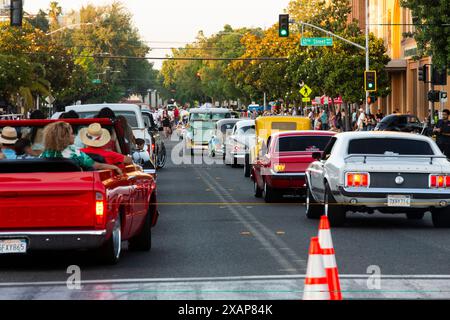 Modesto, CA, USA. Juni 2024. Die amerikanische Graffiti-Parade in Modesto, Kalifornien, säumte am Freitag, 7. Juni 2024 Abend die Straßen der Stadt mit 1000 Oldtimern. Basierend auf dem George-Lucas-Film American Graffiti aus dem Jahr 1973. (Kreditbild: © Marty Bicek/ZUMA Press Wire) NUR REDAKTIONELLE VERWENDUNG! Nicht für kommerzielle ZWECKE! Quelle: ZUMA Press, Inc./Alamy Live News Stockfoto