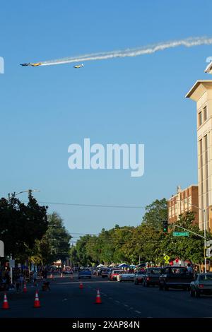 Modesto, CA, USA. Juni 2024. Oldtimer fliegen über die amerikanische Graffiti-Parade in Modesto, Kalifornien, säumte am Freitag, 7. Juni 2024 Nacht die Straßen der Stadt mit 1000 Oldtimer. Basierend auf dem George-Lucas-Film American Graffiti aus dem Jahr 1973. (Kreditbild: © Marty Bicek/ZUMA Press Wire) NUR REDAKTIONELLE VERWENDUNG! Nicht für kommerzielle ZWECKE! Quelle: ZUMA Press, Inc./Alamy Live News Stockfoto