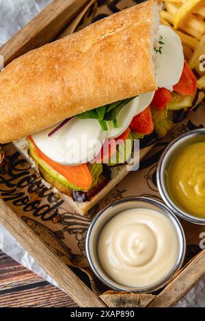 Vegetarisches Sandwich mit Mozzarella, Zucchini, Auberginen und Karotten Stockfoto