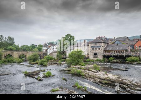 Die Llangollen Bridge wurde über den Fluss Dee an der High Street in der walisischen Stadt Llangollen errichtet, die als eines der sieben Wunder von Wales gelistet ist. Stockfoto