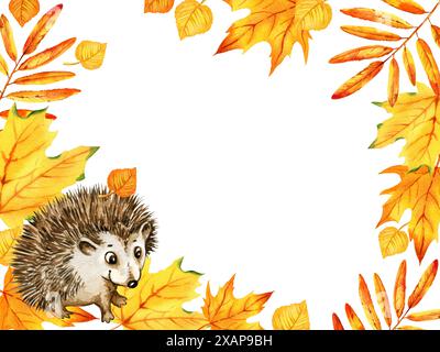 Aquarelle Cartoon niedlicher Igel mit Herbstblättern, handgezeichnete Illustration von gelben und orangefarbenen Ahornblättern, Bergascheblätter, isoliert zeichnen Stockfoto