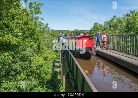 Schmale Boote überqueren den Pontcysyllte Aquädukt auf dem Llangollen-Kanal in Wales Stockfoto