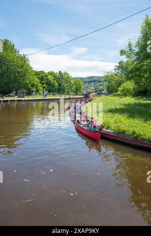 Schmale Boote und zwei Mannkanus im Trevor-Becken am Llangollen-Kanal warten darauf, das Pontcysyllte Aqueduct in Wales zu überqueren Stockfoto