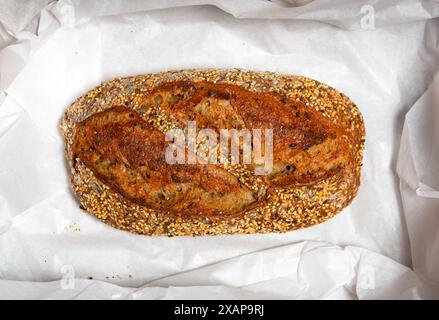 Sauerteigbrot im Haxby Bakehouse mit Saatgut. Haxby Bakehouse and Delicatessen liefert handwerkliches Brot und Gebäck für den Einzelhandel und den Großhandel Stockfoto