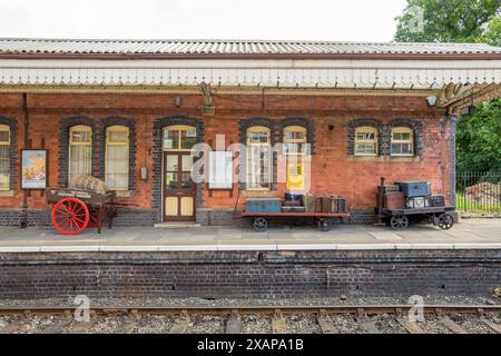 Alte Leder- und Leinenkoffer stapelten sich auf Bahnhofswagen am Bahnsteig am Bahnhof Llangollen, Llangollen, Wales. Stockfoto