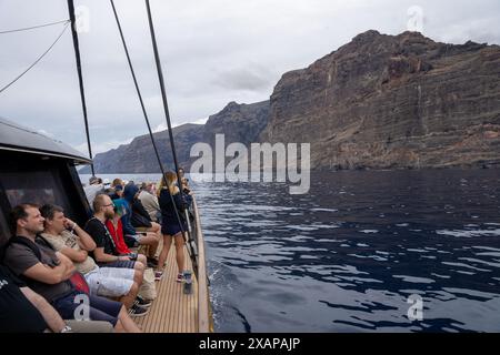 Teneriffa, Spanien - 04.12.2023: Touristen auf einem Boot neben Acantilados de Los Gigantes auf Teneriffa, Kanarische Inseln, Spanien Stockfoto